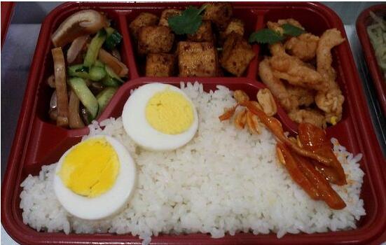 我國(guó)快餐行業(yè)起步晚，發(fā)展快，綠色食品將更為人們所重視?
