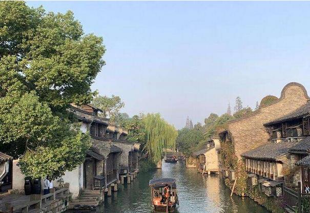 2017年，中國數(shù)字經(jīng)濟(jì)總量達(dá)27.2萬億元，數(shù)字經(jīng)濟(jì)對GDP增長貢獻(xiàn)率達(dá)55%