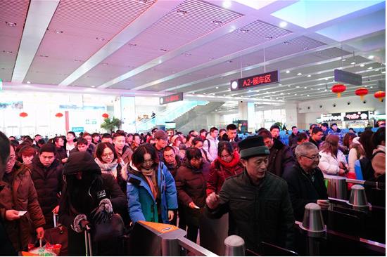 春運(yùn)期間，沈陽局集團(tuán)公司預(yù)計發(fā)送旅客2700萬人次，同比增長5.5%，日均發(fā)送旅客67.5萬人次
